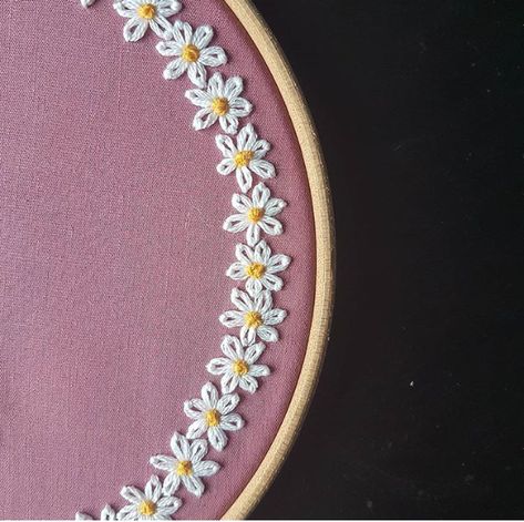 margaritas Embroidery Designs Circle, Embroidery Circle Patterns, Embroidery Circle Designs, Chain Stitch Embroidery Design Pattern, Daisy Chain Embroidery, Daisy Embroidery Pattern, Circle Embroidery Design, Sulaman Pita, Stem Stitch