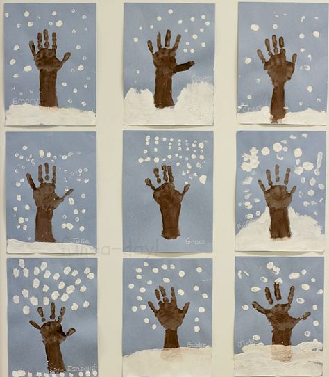 Winter hand print tree art to make with the kiddos! Talk about how trees change throughout the year as they use their hands and fingers to create art. Winter Kita, Kunst For Barn, Høstaktiviteter For Barn, Hand Print Tree, Winter Kunst, Boom Kunst, Winter Crafts Preschool, January Crafts, Winter Art Projects