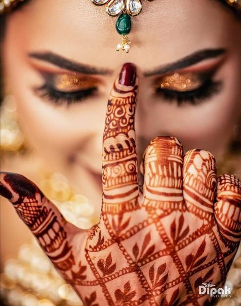 Bride Photography Ideas, Bridal Photoshoot Poses, Bridal Photography Ideas, Wedding Dulhan Pose, Photoshoot Poses Ideas, Wedding Poses For Bride, Poses For Bride, Photo Poses Ideas, Marriage Photoshoot