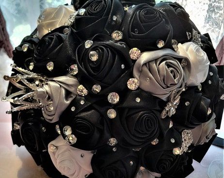 JuliasWeddingSalon - Etsy UK Black White And Silver Wedding Bouquet, Black And Silver Flower Bouquet, Black Wedding Accessories, Black And Silver Bouquet, Black Bouquet Wedding, Wedding Bouquets Black, Black Aesthetic Wedding, Black Flower Wedding, Black And White Wedding Flowers