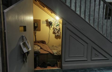 Harry's Bedroom with the Dursleys by travellingred, via Flickr Harry Potter London, Stairs Room, Harry Potter Studio Tour, Harry Potter Painting, Harry Potter Bedroom, Harry Potter Studios, Harry Potter Food, Under Stairs Cupboard, Under The Stairs