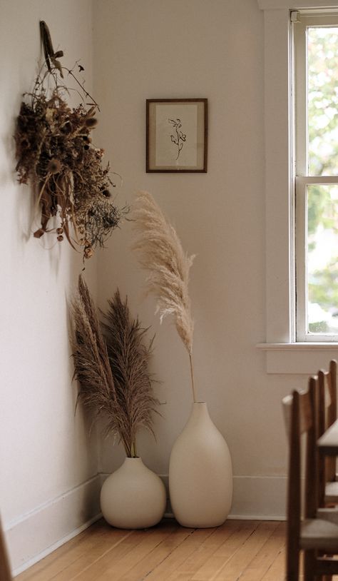 Vases & Compotes – Camilia Living Pampass Grass Floor Vase, Pampas In Living Room, Neutral Accessories Home, Pampas Floor Vase, Decorative Vases Living Room, Pampas In Vase, Tall Pampas Grass Decor, Pampas Deco, Big Vase Decorating Ideas