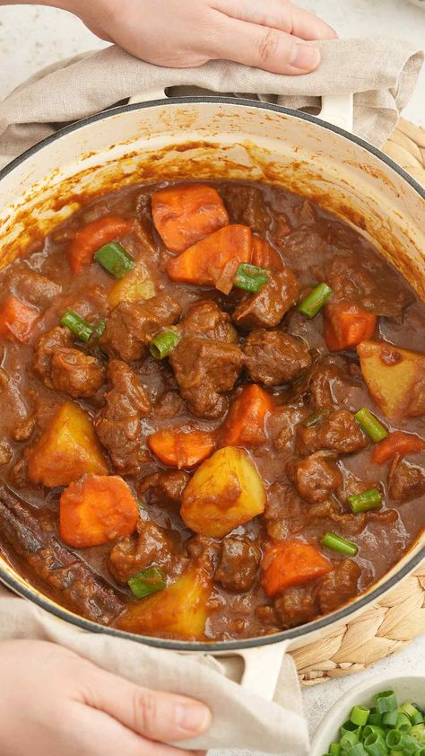 Chinese Beef Curry, Beef Carrots And Potatoes, Chinese Curry Sauce, Simple Cupboard, Homestyle Meals, Beef Curry Recipe, Chicken Curry Recipes, Warm Soup Recipes, Chinese Beef