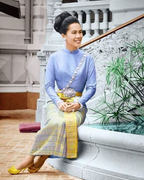 King Bhumipol, Royal Costume, Thai Royal Family, King Rama 9, Queen Sirikit, King Bhumibol, Royal Queen, Thai Dress, Lady And Gentlemen