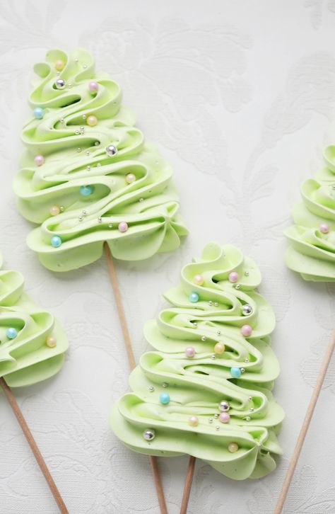 It can be tricky to find dairy free Christmas cookies. These meringue Christmas trees are the cutest things ever and they are quite delicious! Meringue Christmas Tree Pretzels, Merengue Christmas Tree, Meringue Pops Christmas, Meringue Trees Christmas, Christmas Meringue Cookies On A Stick, Christmas Meringue Pops, Christmas Merengue, Christmas Meringue Ideas, Meringues Christmas