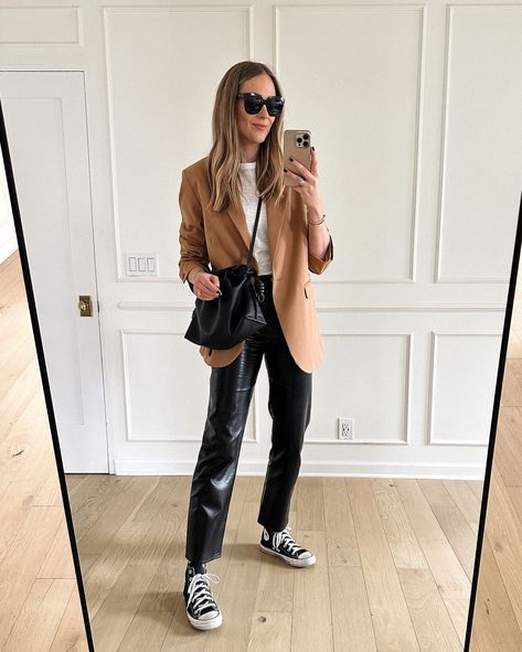 Camel Blazer Outfit, How To Style Converse, Outfits With Sneakers, True Jeans, Camel Blazer, Oversize Blazer, Converse Outfits, Blazer For Women, Style Converse