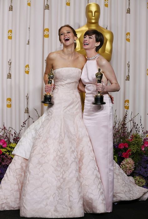 what a great photo. and is it just me? or does Jennifer look a thousand years tall? Anne Hathaway Oscar, Street Style Celebrities, Jennifer Lawrence Oscar, Famous Lifestyle, Flamboyant Natural, Glam Dress, Hollywood Heroines, Red Carpet Gowns, Anne Hathaway