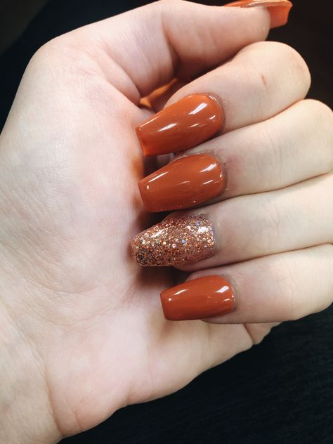 Burnt Orange Nails With Glitter, Simple Autumn Nails Short Orange, Burnt Orange Fall Nails Acrylic, Orange Fall Nails With Glitter, Orange And Gold Fall Nails, Orange Glitter Nails Fall, Burnt Orange Sparkle Nails, Orange November Nails, Rust Colored Nails Designs