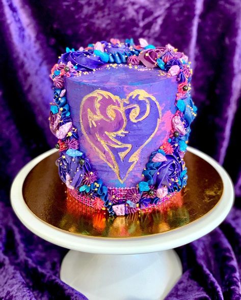 Mal Cake Descendants, Descendants Cake Ideas Birthday, Descendants Birthday Cake Mal, Disney Descendants Cake, Descendants Cake Ideas, Descendants Cupcakes, Descendants Cakes, Descendants Birthday Cake, Descendants Cake