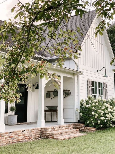 Landscaping Ideas Farmhouse, Farmhouse Landscaping Ideas, Farmhouse Front Yard, White Farmhouse Exterior, Farmhouse Landscaping, Cottage Exterior, Small Farmhouse, Exterior Makeover, Farmhouse Front