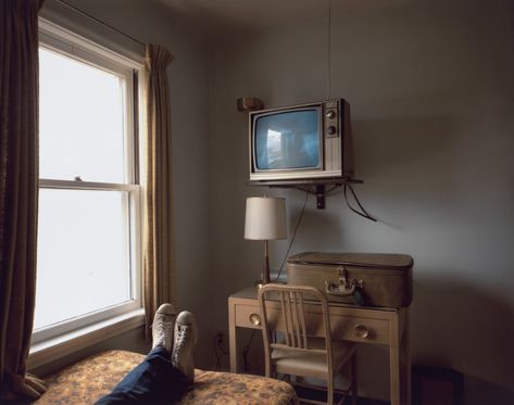 Stephen Shore. Room 125, Westbank Motel, Idaho Falls, Idaho, July 18, 1973. 1973. Chromogenic color print, printed 2013. 17 × 21 3⁄4” (43.2 × 55.2 cm). Acquired through the generosity of Thomas and Susan Dunn. 357.2013.x1-x2. © 2020 Stephen Shore. Photography Walker Evans, William Eggleston, Cindy Sherman, Penguin Book, Idaho Falls, Aesthetic Stuff, Contemporary Photography, Foto Inspiration, Creative Photos