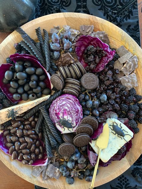 Dark Charcuterie Board Ideas, Black Party Food Snacks, Black Food For Halloween, Black Halloween Snacks, Dark Halloween Food, Dark Cheese Board, Skeleton Party Platter, Witchy Themed Food, Black Halloween Food Ideas