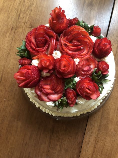 White cake with cream cheese frosting and strawberry flowers Strawberry Flowers Cake, Strawberry And Flower Cake, Strawberry Flowers, Frosting Flowers, Strawberry Roses, Cake With Cream Cheese Frosting, Strawberry Flower, Strawberry Decorations, Red Cake