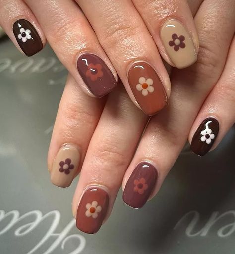 Nail Designs On Square Nails, Autumn Nail Inspo Short, Short Nail Fall, Twee Nails, Fall Nails Short Square, Fall Nail Ideas Short, Gel Nail Designs Short, Short Brown Nails, 90s Nail Art