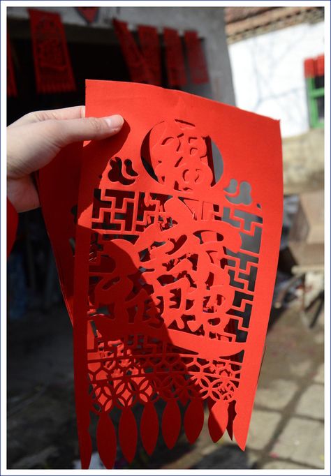 Chinese Paper Cut Art, Dragon Paper, Lobby Ideas, Self Portrait Art, Chinese Folk Art, Badge Icon, Chinese Crafts, Traditional Chinese Art, Paper Carving