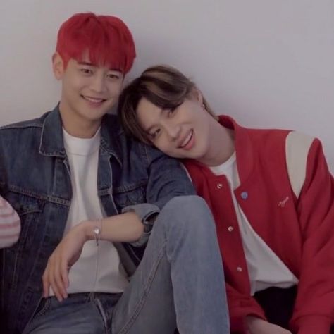 Minho and Taemin Head On Shoulder, Shinee Minho, Lee Taemin, I Adore You, Kpop Boys, The Shining, Light Of My Life, Best Couple, Favorite Person