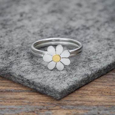 Multi split trio diamond shell ring | Contemporary Rings by Paul Finch | loveDazzle.com Platinum Rings Women, Forget Me Not Ring, Platinum Rings, Symbols Of Love, Flower Colour, Forget Me Not Flower, Daisy Ring, Zierlicher Ring, Contemporary Ring