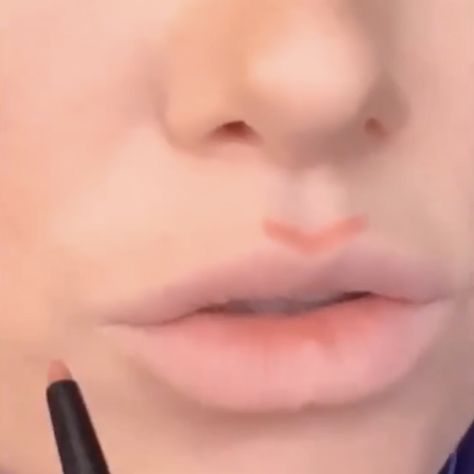 How To Fake Fuller Lips: Makeup Artist Tips For Plump Lips | BEAUTY/crew How To Make Fuller Lips, Full Lips Makeup Tutorial, How To Make Lips Look Fuller, How To Make Lips Look Bigger, Fuller Lips Tutorial, Make Lips Look Bigger, Plump Lips Tutorial, Overlining Lips, Fuller Lips Makeup