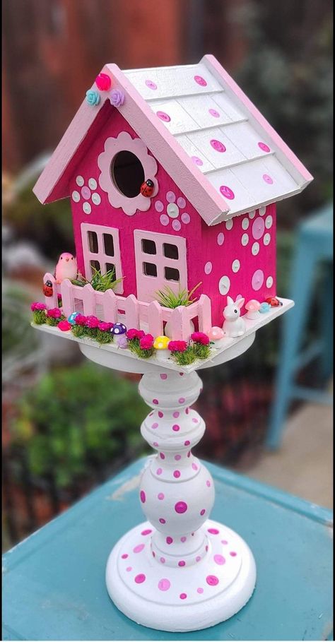 Bird Houses Diy Painted, Cute Birdhouse Painting Ideas, Painted Birdhouses Ideas, Painting Birdhouses Ideas Simple, Painted Bird Houses Ideas, Bird House Painting Ideas, Birdhouse Painting Ideas, Whimsical Birdhouses, Birdhouse Crafts