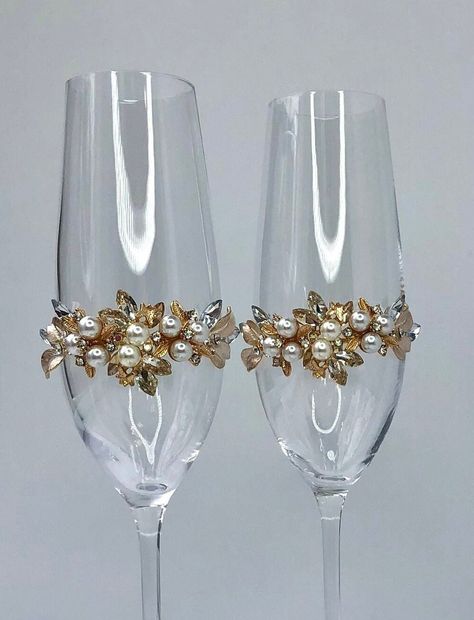 Pearl Crystal Wedding Champagne Flutes 190 ml Bohemia glass  In addition to it we can propose unity Candle set  Cake server and knife  Plate and two forks for the wedding cake Rustic Wedding Glasses, Engraved Champagne Flutes, Pearl Glasses, Glasses Bride, Groom Flower, Wedding Glassware, Bride And Groom Glasses, Bohemia Glass, Glasses Trends