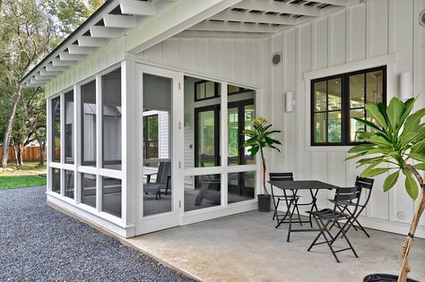 Why do we love Jennifer Jones' design work? Think classic spaces with colorful, modern touches and lots of pattern. Modern Farmhouse Sunroom, Farmhouse Sunroom, Modern Farmhouse Porch, Pretty Porches, Design Per Patio, Veranda Design, Farmhouse Porch Decor, Porch Design Ideas, Screened Porch Designs