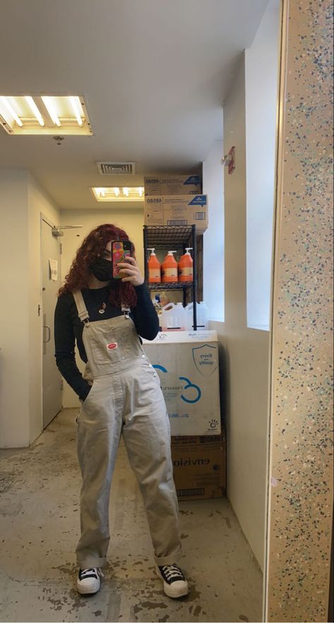 Turtleneck And Overalls Outfit, Carpenter Overalls Outfit, Beige Overalls Outfit Aesthetic, Baggy Overall Outfits, Styling Baggy Overalls, Overalls And Sweatshirt, Overall Pants Outfit Fall, Outfits With Dungarees, Beige Dungarees Outfit