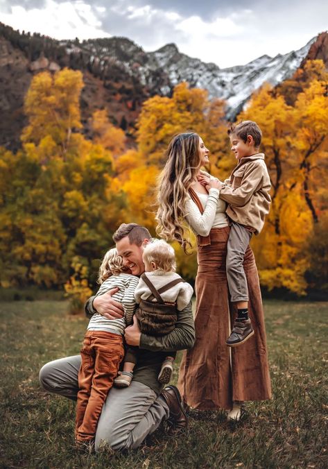 Shannon McTighe Photography Fall Outfit Ideas For Family Photos, Unique Fall Photoshoot Ideas, Twin Portraits, Moody Family Photos, Western Family Pictures, Western Family Photos, Fall Poses, Winter Family Photoshoot, Fall Family Outfits