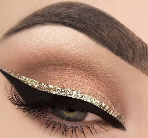 20 Estilos de delineados para ojos que todas las chicas adictas al maquillaje querrán intentar | OkChicas Eyeliner Trends, Make Up Kits, Make Up Designs, Make Up Gold, Gold Eyeliner, Mekap Mata, Smokey Eyeliner, Glitter Eye Makeup, Smink Inspiration