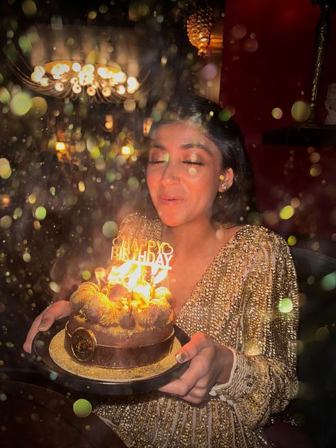 Birthday aesthetic gold outfit Golden Hour Birthday Theme, 24kgoldn Aesthetic Birthday, Golden Hour Birthday, Birthday Cake Gold, Gold Aesthetics, Golden Bday, 25 Birthday, Golden Time, 21st Party