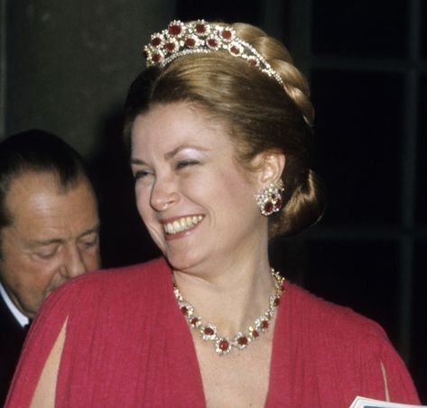 Versailles Fashion, Ruby Tiara, Princess Grace Of Monaco, Diamond Flower Brooch, Queen Sofía Of Spain, Grace Of Monaco, Empress Josephine, Princess Caroline Of Monaco, Caroline Of Monaco