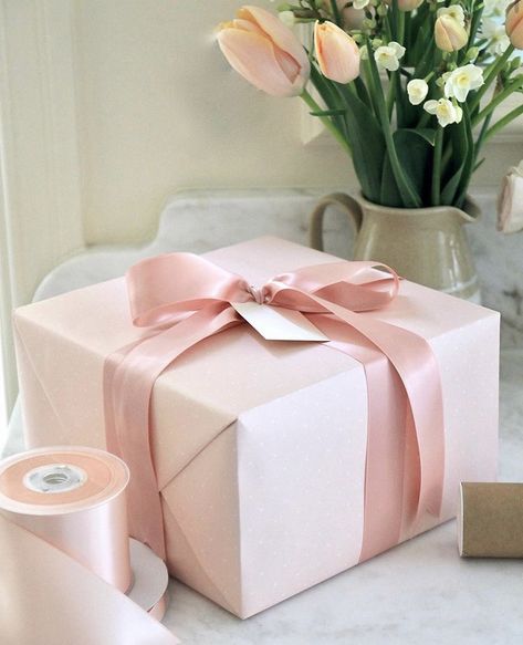 Aesthetic Gift Box For Best Friend, Pink Present Box Gift Ideas, Gift Box Aesthetic Pink, Luxury Gift Wrapping Pink, Cute Gift Boxes For Best Friend Pink, Aesthetic Items, 50th Bday, Gift Wrapping Inspiration, Gift Inspo