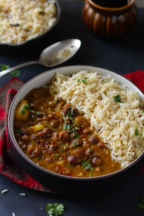 kala chana Masala Recipe -Black chickpea curry cooked with tomatoes and basic Indian spices- a Punjabi speciality, no onion and garlic recipe Diy Mixes, Tomato Curry, Garlic Naan, Indian Foods, Tandoori Masala, Chickpea Curry, Indian Kitchen, India Food, Garlic Recipes