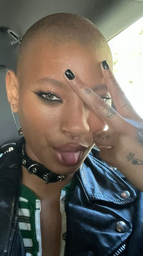 Willow Smith Buzzcut, Willow Smith Bald, Buzzcut Black Women, Women With Shaved Heads, Black To Blonde Hair, Curly Hair Drawing, Bald Head Women, Woman Shaving, Punk Rock Princess