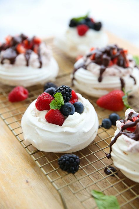 Best Pavlova Recipe Simple Fast Dessert Recipes, Pavlova Recipe Easy, Individual Pavlova, Mini Pavlova Recipe, Easy Pavlova Recipe, Best Pavlova, Easy Pavlova, Berry Pavlova, Pavlova Dessert