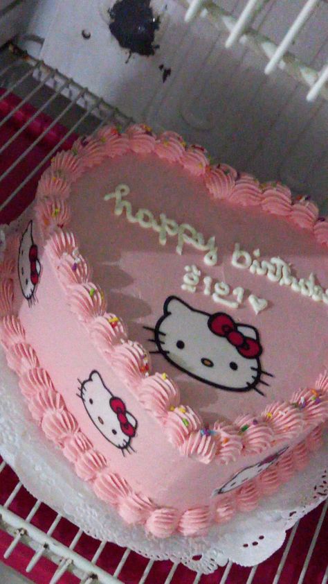 Hello Kitty Birthday Cake Simple, Cake Ideas Hello Kitty, Hello Kitty Cake Birthday, Hello Kitty Pasta, Hello Kitty Torte, Tort Hello Kitty, Bolo Da Hello Kitty, Kitty Birthday Cake, Hello Kitty Birthday Cake