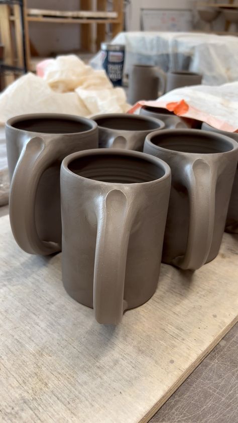 Ceramics Handles Ideas, Cup Handles Pottery, Handles Ceramic Mugs, Interesting Mug Shapes, Mug Handles Pottery How To, Making Mug Handles Pottery, Pulled Handles Pottery, Clay Handles For Mugs, Ceramic Mug Handles Ideas