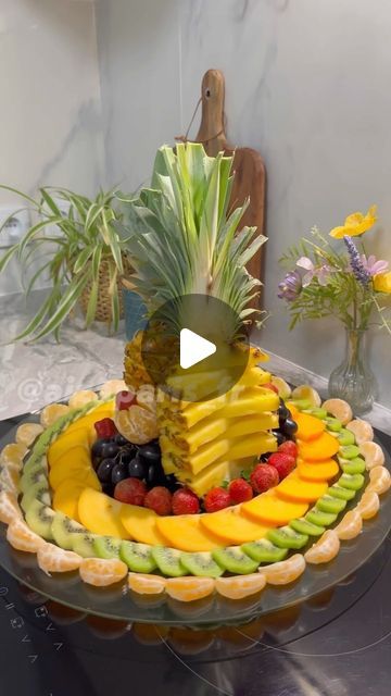 Fruit Counter Display, How To Make Fruit Salad, Fruits Platter Ideas, Platter Decoration Ideas, Fruit Salad Presentation, Fruit Board Ideas, Fruit Design Ideas, Plateau Fruit, Fruit Display Ideas For Party