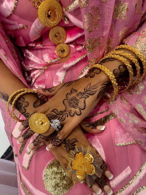 Somali Henna, Somali Clothes, Somali Clothing, Dirac Somali, Somali Culture, Somali Wedding, Gold Henna, Royal Attire, Henna Inspired Tattoos