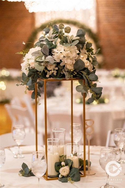 Gold Metal Stands Wedding, Gold High Centerpiece Wedding, June Wedding Centerpieces Reception Ideas, Wedding Table Decorations Green And Gold, Weddings Centerpieces Elegant, Gold Tall Centerpieces Wedding, Wedding Gold Centerpieces, Tall Table Decorations Wedding, Gold Wedding Centerpieces Elegant