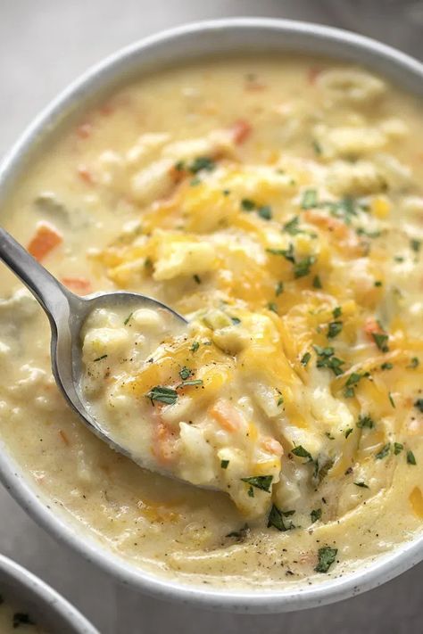 Cheesy Cauliflower Soup, Low Carb Snack, Cheesy Cauliflower, Savory Soups, Cauliflower Soup, Soup And Sandwich, Easy Soups, Easy Soup Recipes, Cauliflower Recipes