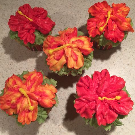 Tropical hibiscus cupcakes buttercream flowers. Tropical Baked Goods, Hibiscus Party Decorations, Hibiscus Flower Birthday Party, Hibiscus Cake Ideas, Hibiscus Flower Cupcakes, Hawaiian Flower Cupcakes, Tropical Flower Cupcakes, Tropical Cupcakes Decoration, Aloha Cupcakes