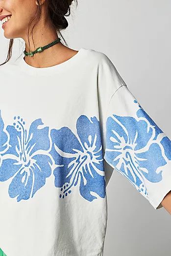 Floral Printing, Ropa Diy, Ladies Tee Shirts, Tropical Floral, Look Cool, Boho Outfits, Hibiscus, Fashion Inspo Outfits, Womens Tees