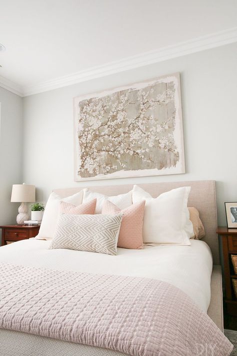 Love this blush and neutral bedroom. This serene bedroom space is the perfect calming oasis of this Chicago condo #blushbedroom #graypaint #neutralbedding #blush #bedroom #masterbedroom Blush Bedroom, Feminine Bedroom, Dekorasi Kamar Tidur, Serene Bedroom, Design Blogs, White Duvet, Bedroom Space, Awesome Bedrooms, Beautiful Bedding