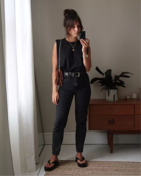 Casual Outfits With Button Up Shirts, Summer Casual Outfits For Women Plus Size, Casual Work Outfits With Nikes, Straight Leg Jeans Outfits Casual Summer, Puff Shoulder Top Outfit, Fem Tomboy Style, 30 Yo Woman Outfit, All Black Leggings Outfit Casual, Black Tapered Jeans Outfit