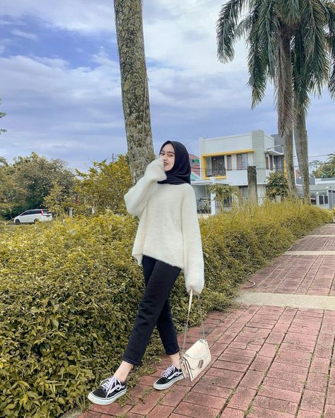 Ootd Hoodie Hijab Casual, Ootd Hijab Sweater, Sweater Outfit Hijab, Sweater Outfits Hijab, Jaket Crochet, Ootd Sweater, Muslim Outfits Casual, Tutorial Hijab, Hijab Style Casual