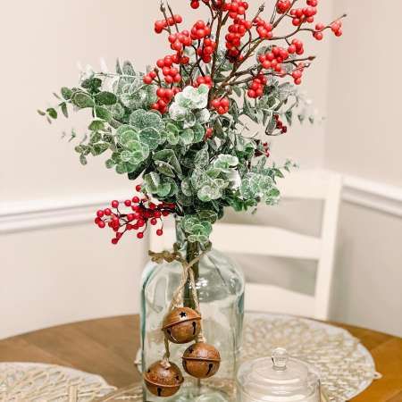 Christmas Coffee Table Decor, Christmas Sides, Glass Vase Decor, Christmas Vases, Red Christmas Decor, Christmas Homemade, Classic Christmas Decorations, Clear Glass Vase, Red Green Christmas