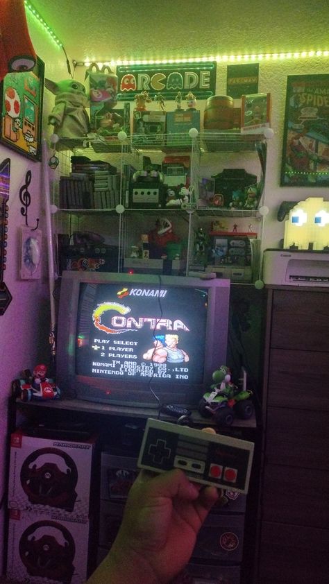 Retro Game Bedroom, Nerdy Room Aesthetic, Retro Room Ideas 1980s, Retro Gaming Setup, Retro Gamer Room, Retro Gaming Room, Vintage Room Inspo, Retro Game Room, Nintendo Room