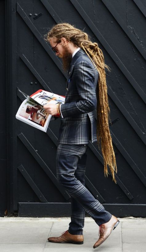 Long Dreadlocks, A Well Traveled Woman, Tommy Ton, Dreadlock Styles, Estilo Hippie, Mens Fashion Week, Dreadlock Hairstyles, Men Street, Urban Wear