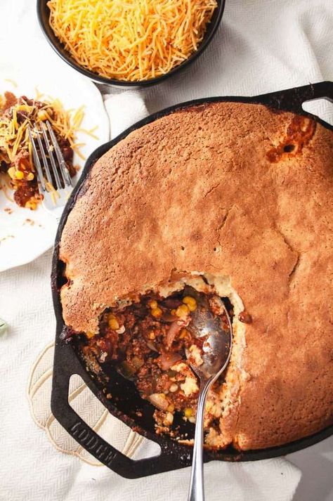 Easy Chili Cornbread Skillet Casserole Bake is a family-favorite dinner in our house. The recipe combines the rich flavors of chili with a comforting golden cornbread top, all perfectly combined in a single skillet. Chili Cornbread Casserole Recipe in a cast iron skillet baked to golden brown cornbread on top. Easy delicious chili cornbread bake! Southern Chili Recipe, Southern Chili, Chili Cornbread Bake, Cornbread Bake, Skillet Chili, Cornbread Skillet, Chili Cornbread Casserole, Skillet Casserole, Chili Cornbread