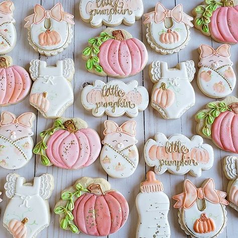 Little Pumpkin baby shower cookies. I did these cookies for an awesome sweet girls sisters bridal shower, now baby shower. She's a great… Lil Pumpkin Baby Shower Cake, Little Pumpkin Baby Shower Cookies, Pumpkin Baby Shower Cookies, Birth Reveal, Pumpkin Theme Baby Shower, Lil Pumpkin Baby Shower, Fall Baby Shower Themes, October Baby Showers, Pumpkin Birthday Parties